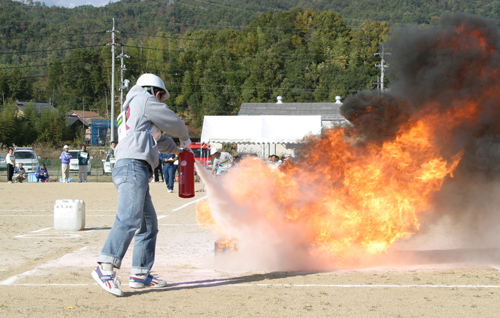 チーム名「広島大学体育会」（学生チーム）の消火の様子