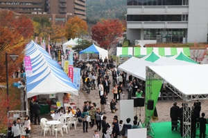 メイン会場周辺では、今年も連携市町の物産展が並びました