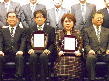 一鍬田准教授(中央左)と小畑さん