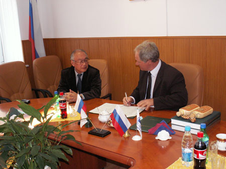 Valery Obukhov at the signature ceremony, to his right, Masashi Matsuo.