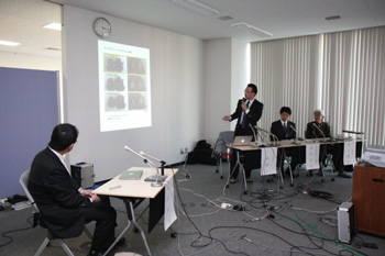 記者会見の様子