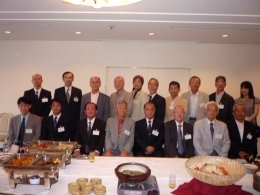 浅原学長(前列右から4番目)を囲んで