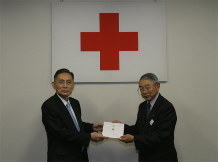 Prsident Muta Donates to the Red Cross