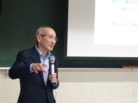講演される農沢氏
