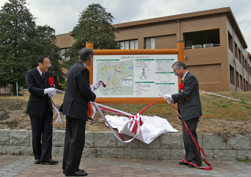 オープン記念行事の様子。左から、谷口理事・副学長（教育・研究担当）、牟田学長、渡部スポーツ科学センター長