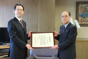 福島県内堀副知事(左)より感謝状を受け取る浅原学長(右)