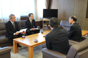 贈呈式後、復興の状況等について語る内堀副知事