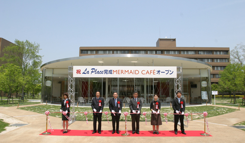 緑の中の施設 La Place ラ プラス にカフェオープン 広島大学