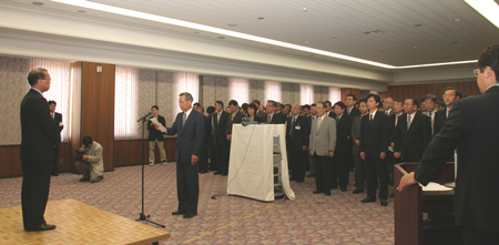 浅原利正新学長の就任式の様子。冨岡経済学部長より、歓迎の辞が述べられました。