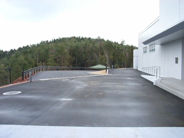 正面玄関前から取り付け道路(北東側)を望む