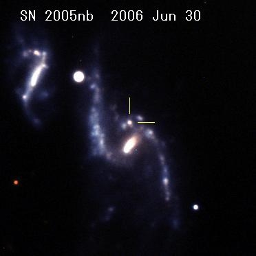 すばる望遠鏡で観測した超新星の画像例で、2つの黄線の交点にあるのが超新星 SN 2005nb