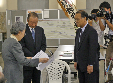 梶山美那江氏から浅原利正学長に目録を贈呈。