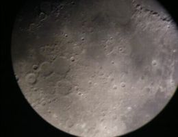 かなた望遠鏡を通して覗いた月の表面