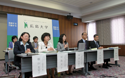 記者会見の様子。写真中央が相田美砂子学長補佐（男女共同参画担当）、右隣が浅原利正学長。