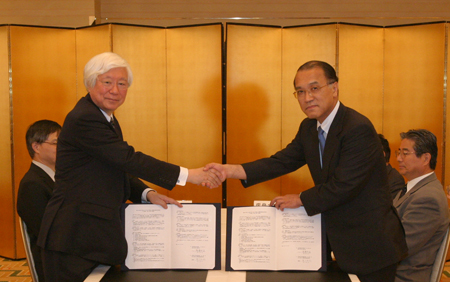 調印後、握手する吉川弘之産業技術総合研究所理事長（左）と浅原学長