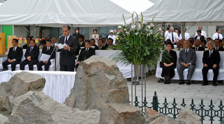 追悼式での、浅原学長による追悼の辞の様子。