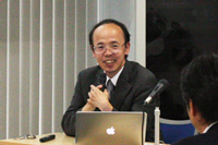 説明を行う加藤教授