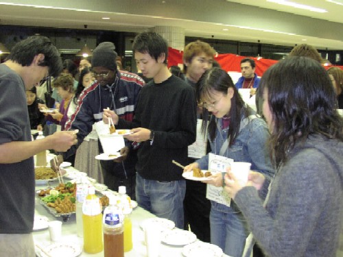 交流を楽しむ留学生と日本人学生たち