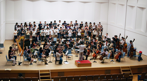 広島大合唱団とプロオーケストラの合わせ練習の様子