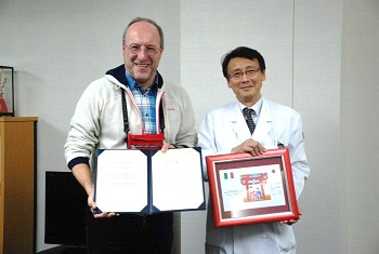 Certification of Appreciation to Mr. Lorenzon from Deputy Director Kobayashi(right)