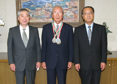 左から、渡部スポーツ科学センター長、天野さん、浅原学長
