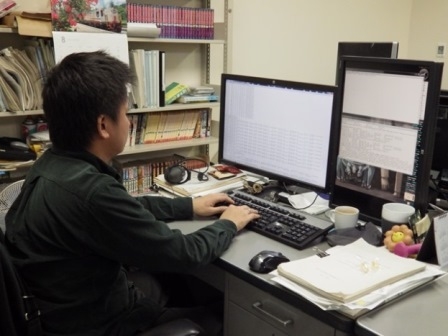 写真:パソコンを操作する貞本さん
