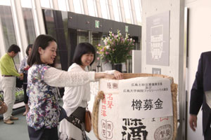会場の樽募金