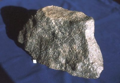 アフリカのカラハリ砂漠で見つかった月の隕石