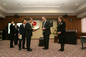 英国リーズ・メトロポリタン大学への広島大学名誉学術協定賞授与式の様子。中央左が浅原学長、右がリー学長