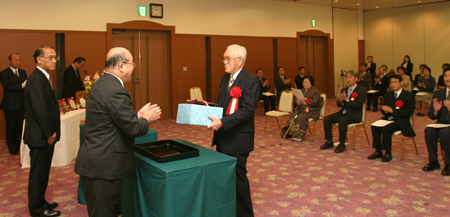 第６回（平成１９年度）広島大学学長表彰授与式を開催。写真の被授与者は篠原康次郎氏。