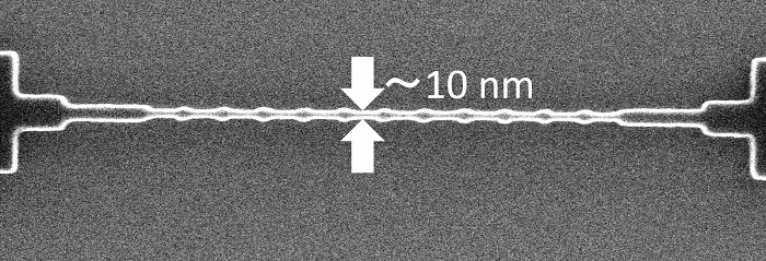 添付写真３：シリコンナノドット構造の電子顕微鏡写真