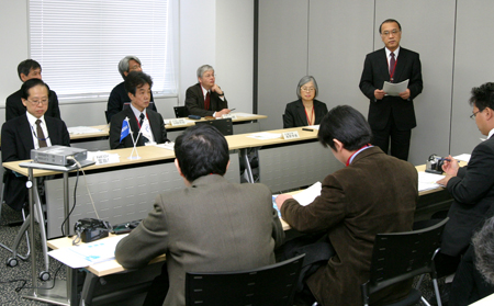 川崎市での共同記者会見の様子。2列目右が浅原学長、右から2人目が三浦教授。