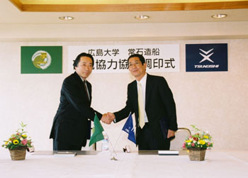 覚書に署名をすませ握手する岡田研究科長（左）と森副社長（右）
