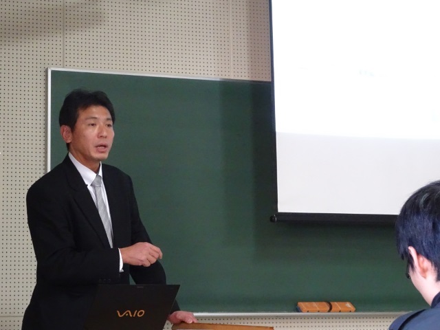 講演する富山氏