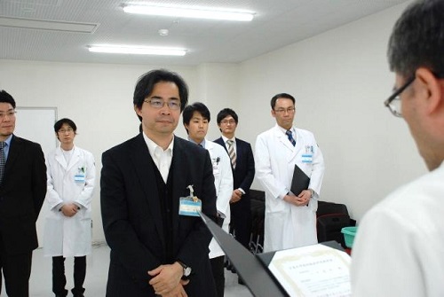平川病院長から表彰状の授与 平川病院長から表彰状の授与