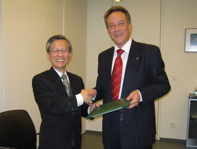向かって右が、ハンブルク大学のジークフリート・シュティール副学長(研究・国際協力担当)、左が、佐藤 総合科学研究科長(当時)