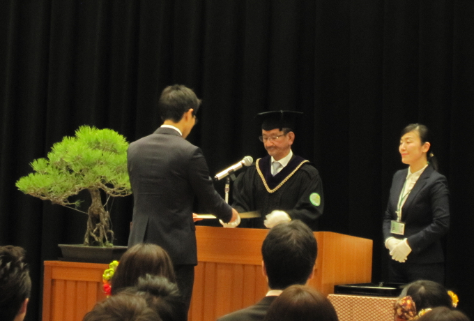 安井医歯薬保健学研究科長から学位記授与