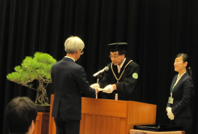 片岡保健学研究科長から学位記授与