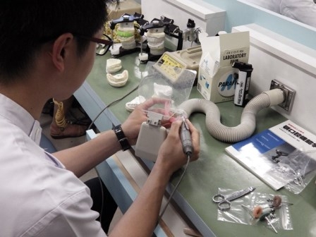 写真:作業している岩畔さん