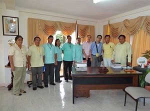 Visayas State University の学長室にて