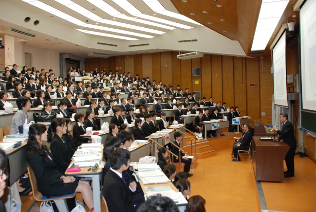 平川病院長が新入職員に訓示 平川病院長が新入職員に訓示