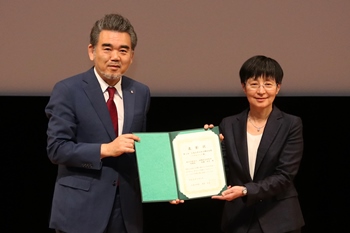 越智学長から表彰状を授与される後藤氏（右）