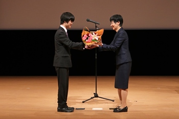 広島大学大学院生が記念の花束を贈呈