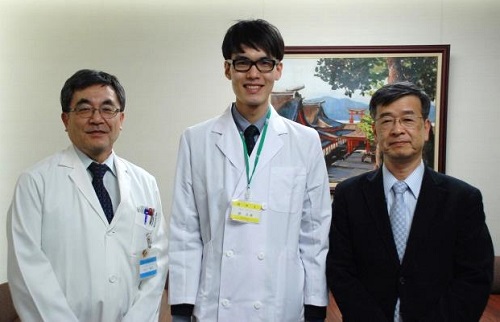 平川病院長、陳医師、河本麻酔科教授（左から）
