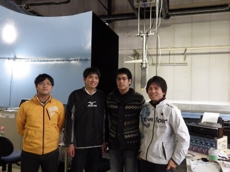 写真:風洞実験施設にて研究室の仲間と