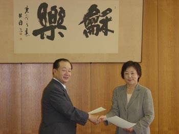 研究協力の覚書を交わす荒谷教育長（右）と中原研究科長（左）