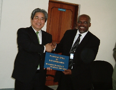 Executive Vice President Ninomiya and the Deputy Vice Chancellor