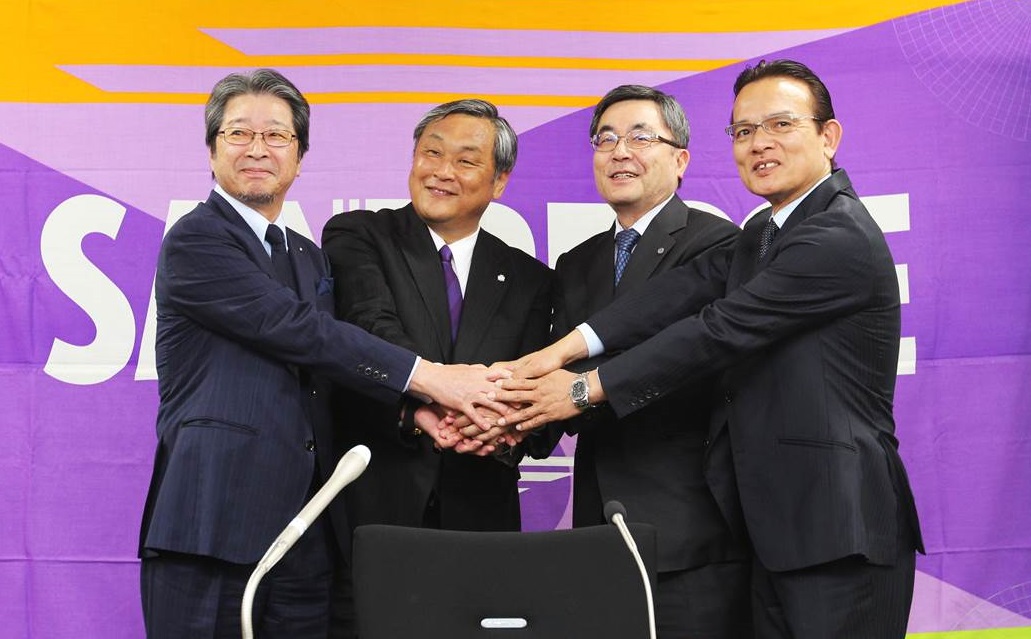 (左から)奥平病院長、織田社長、平川病院長、安達教授 (左から)奥平病院長、織田社長、平川病院長、安達教授