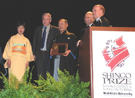 Professor Hino Recieves His Prize