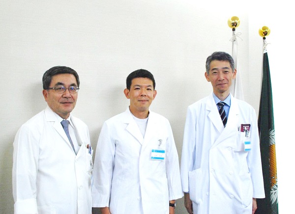 平川病院長、宍戸助教、丸山診療科長（左から）